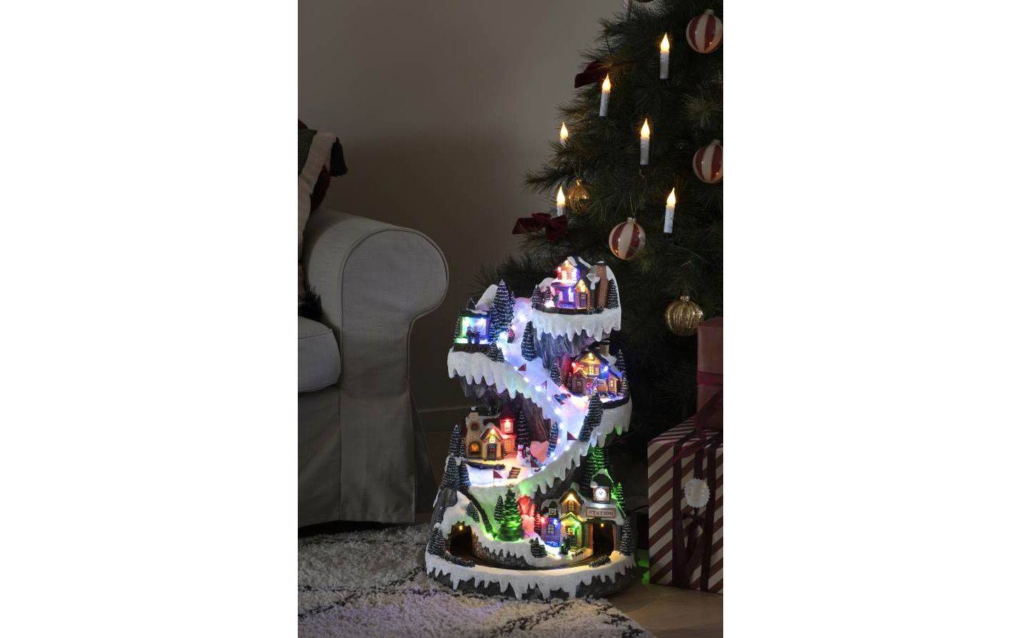 B/O Mekanisk juldekoration, Skidbacke, 53LED, musik 3xAA&USB